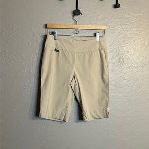 Peck & Peck Women's Beige Bermudas